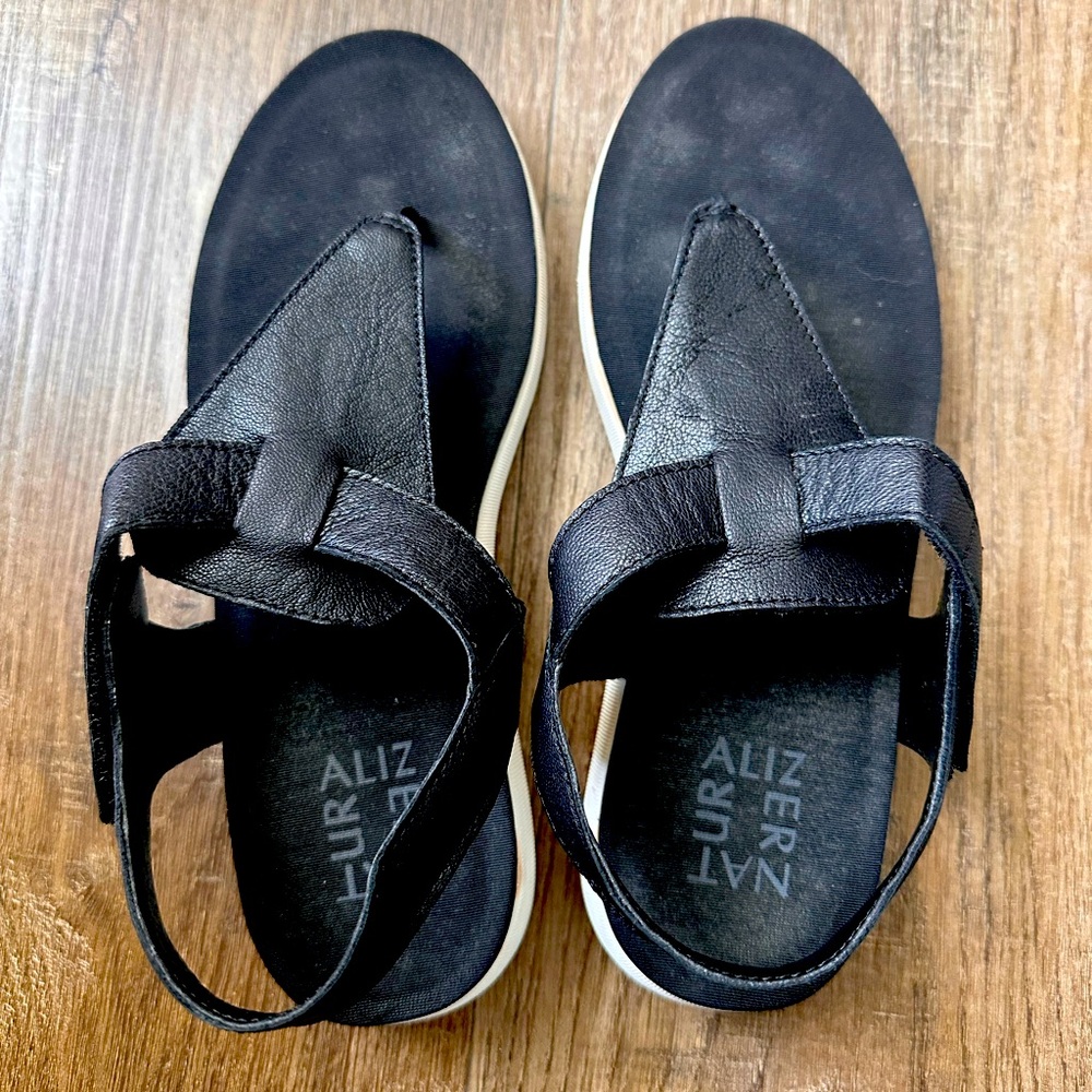 Naturalizer sandals size 6